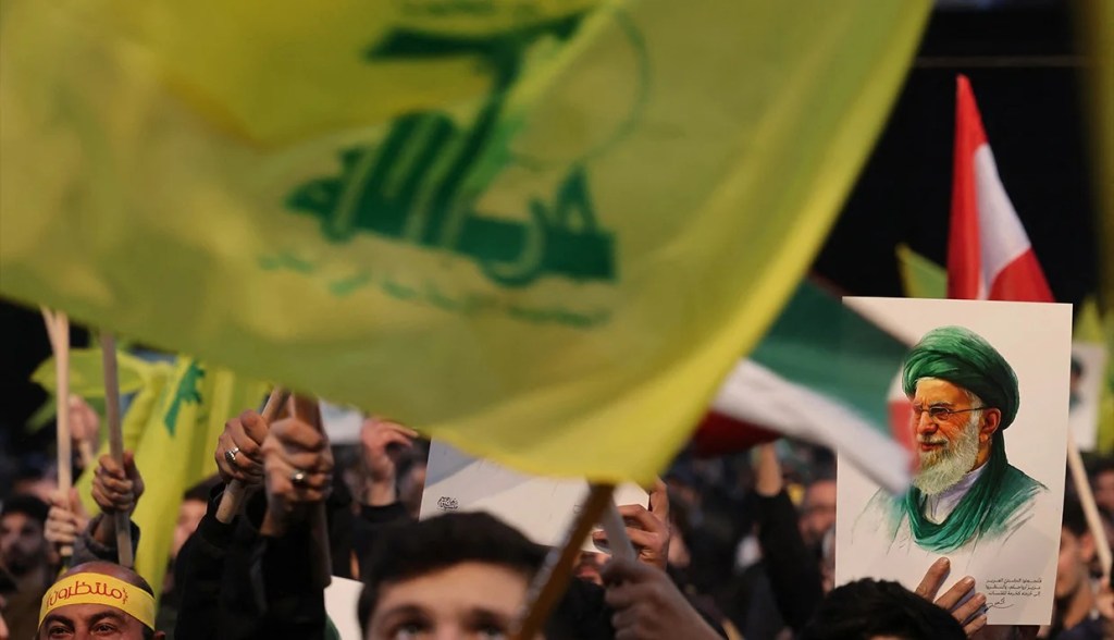 لبنان طی چهار دهه گذشته یکی از کلیدیترین نقاط اتصال جمهوری اسلامی به مدیترانه و معادلات امنیتی خاورمیانه بوده. حزبالله لبنان نهفقط بازوی نظامی جمهوری اسلامی در برابر اسرائیل، بلکه نماد موفقترین و پایدارترین پروژه «نیروی نیابتی» تهران بهشمار میرفت.